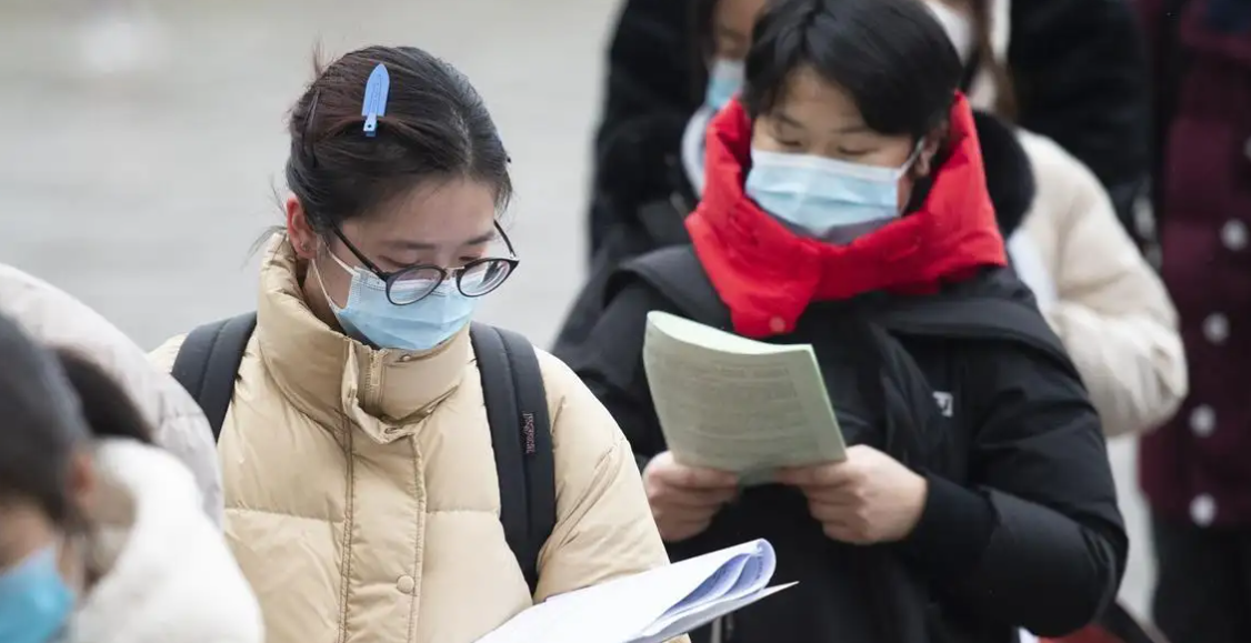 考研难度迎来新升级, 多所高校宣布“缩招”, 考生: 要卷成麻花了