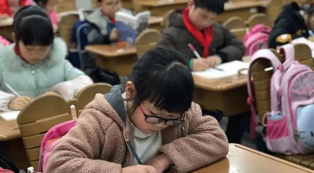 小学生能有多懒? 老师看完学生作业很无语, 但细看又没问题