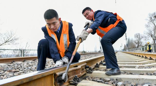 铁路单位派遣人员迎来“福利”, 与正式员工同酬, 专科生也可报名