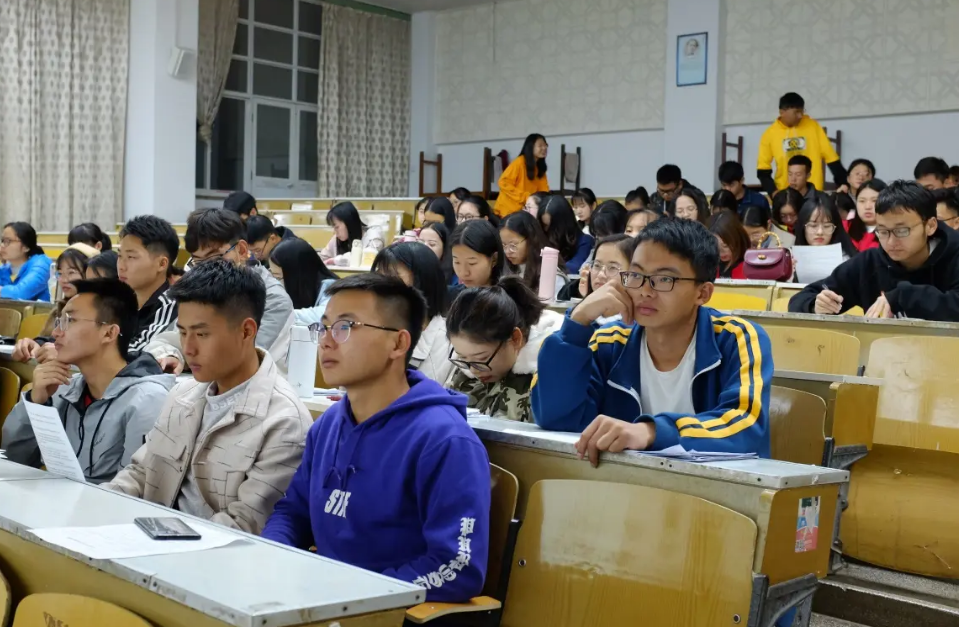 在大学里面, 早起的多半是这3类学生, 毕业后发展会更好