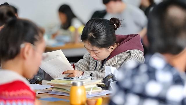 “名校毕业有啥用”, 毕业还“啃老”? 新型啃老出现父母不知情