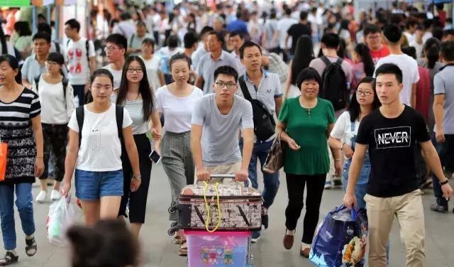 广西某大学出现“三层硬卧”, 环境恶劣, 新生和家长表示难以接受