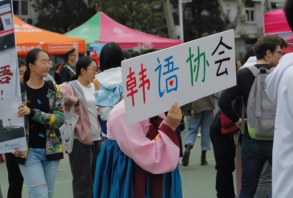 高校社团为了纳新有多拼? 唢呐、假面均上阵, 大学生们有福了