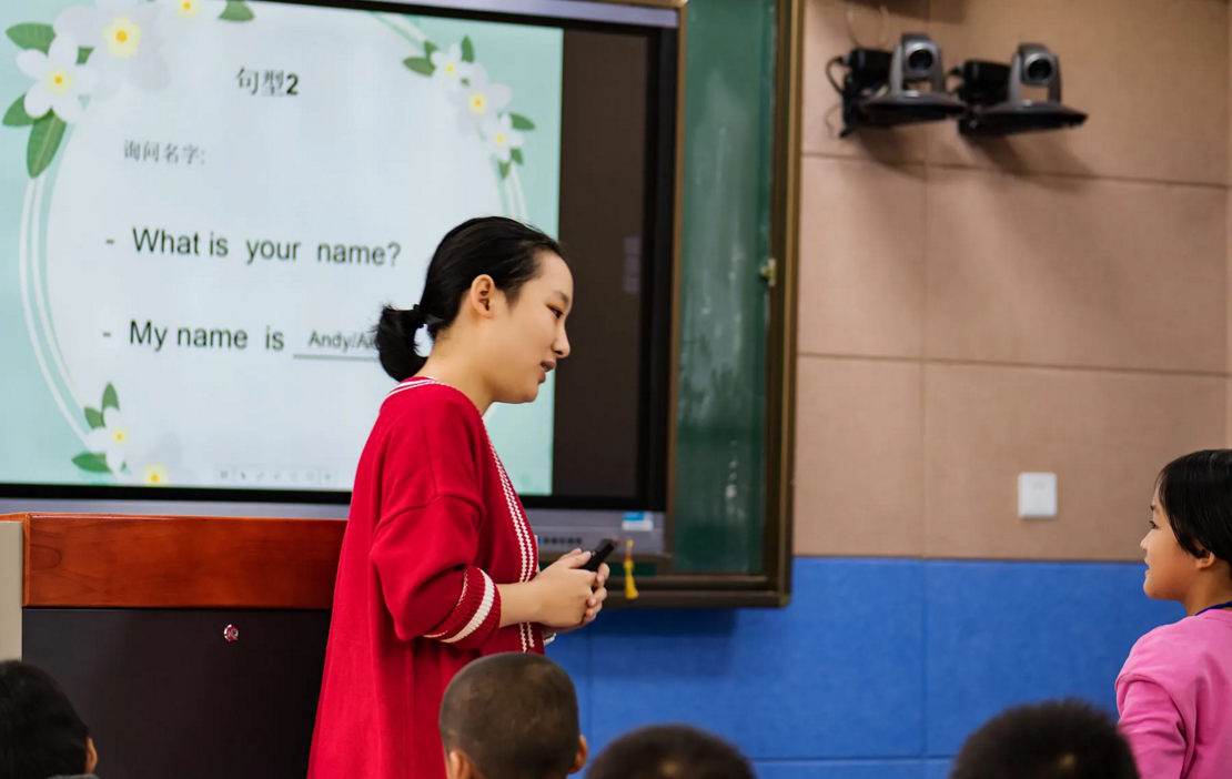 “别人家的孩子”, 女孩领全班同学读单词, 标准口语连老师都佩服