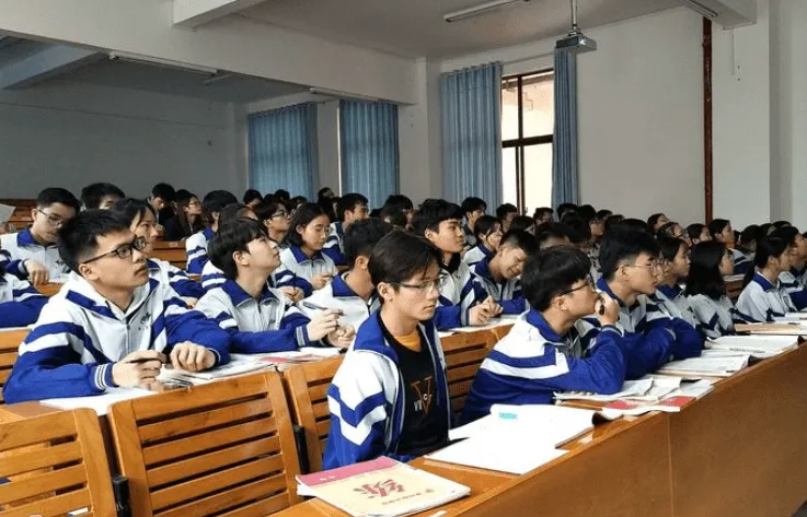 大学是把“宰猪刀”, 学生大一大四对比照, 简直就像做了全脸整容