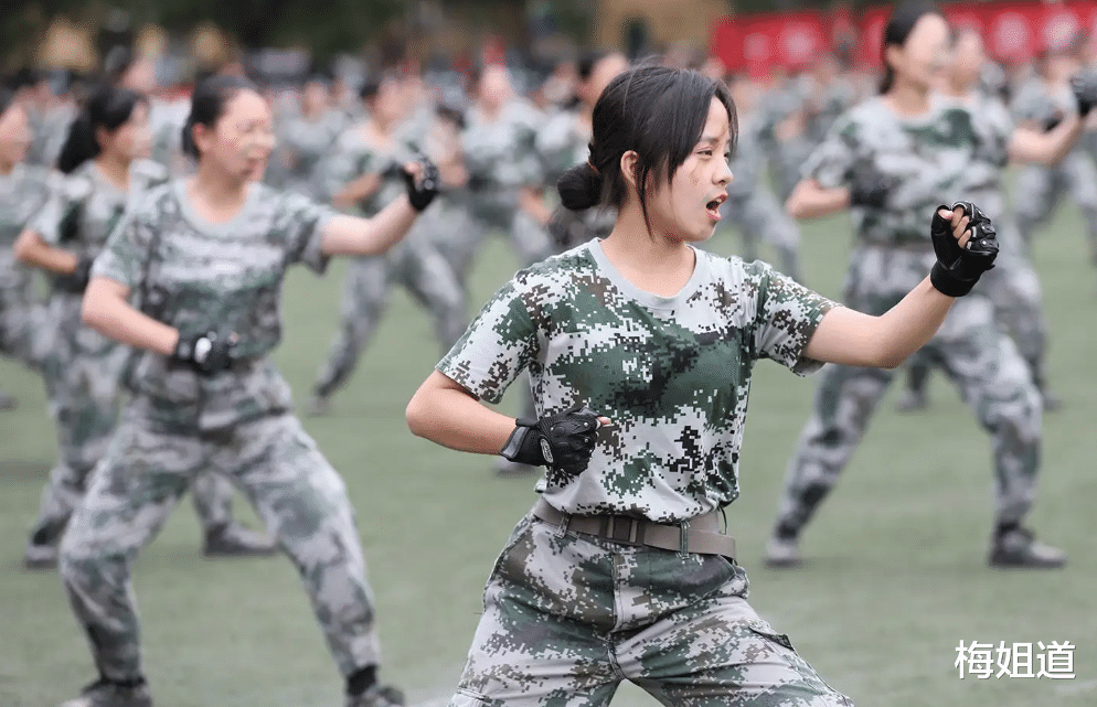 过分的军训, 大学生被逼饮下“烟灰水”, 难道欺负弱者有自豪感?