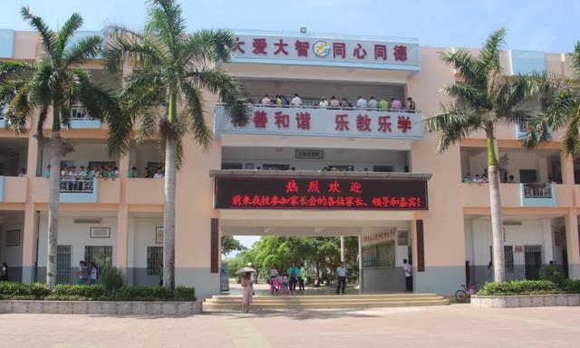 万宁大同中学火了, 一老师疑似骚扰女学生, 知情人曝出其家庭情况