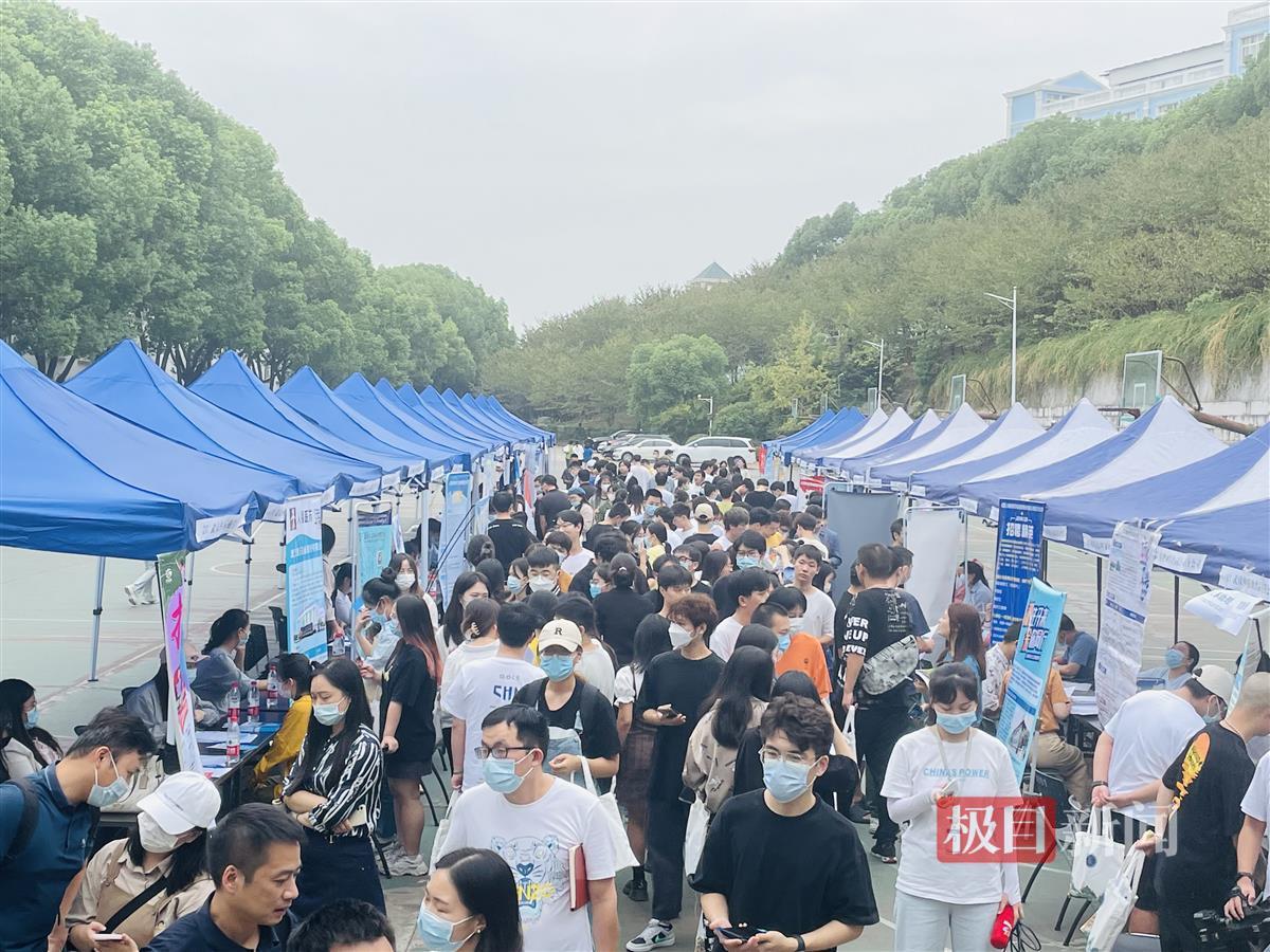 武汉江夏区举行秋季首场招聘会