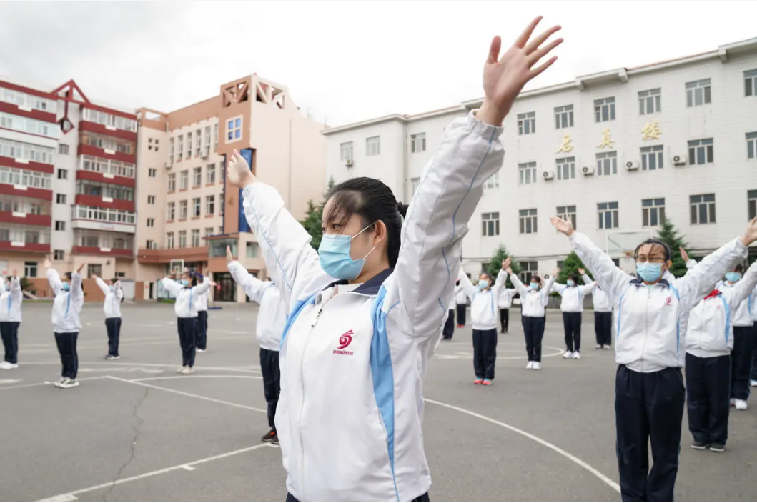 初中生男女的“最萌身高差”, 喜感十足, 家长却说: 这样我很放心