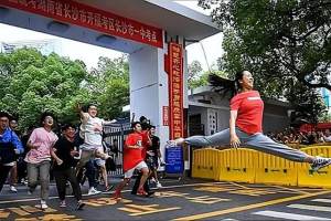 2020年高考的湖南女生兴奋冲出考场“一字马”, 后来考了多少分?
