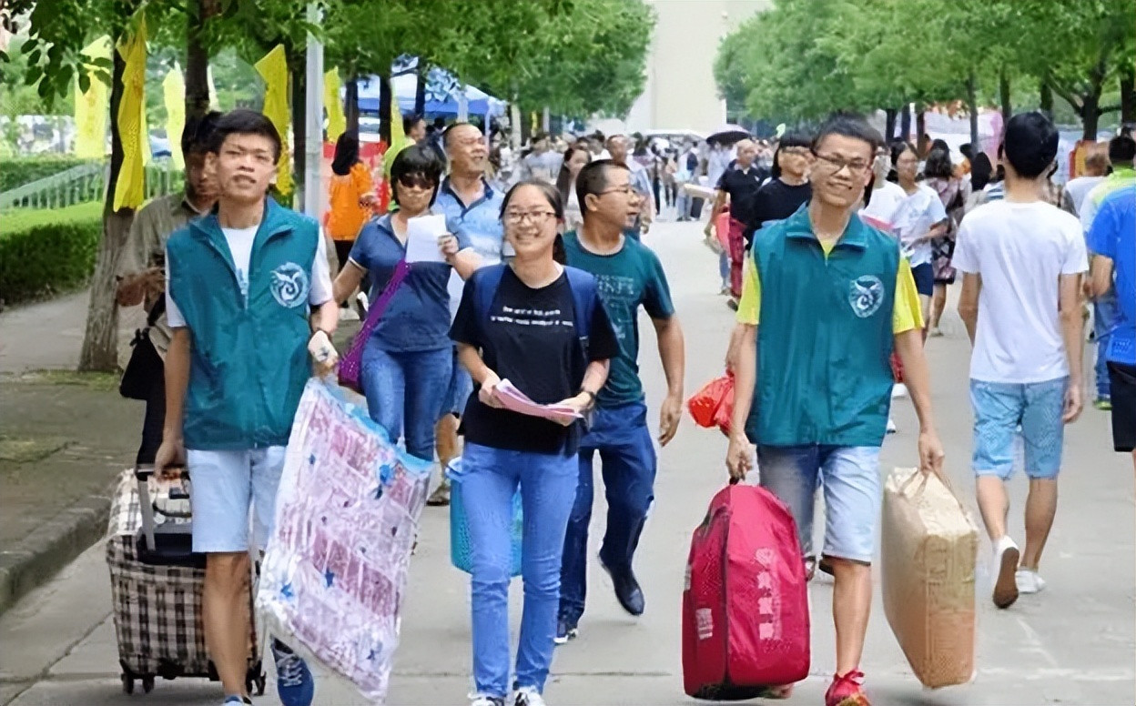 大学新生住宿费4500，却被安排进12人间寝室？校方回应家长不买账