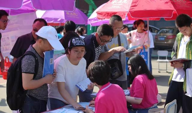 读大学为什么要去“一线城市”? 张雪峰早给了暗示, 这些很关键!