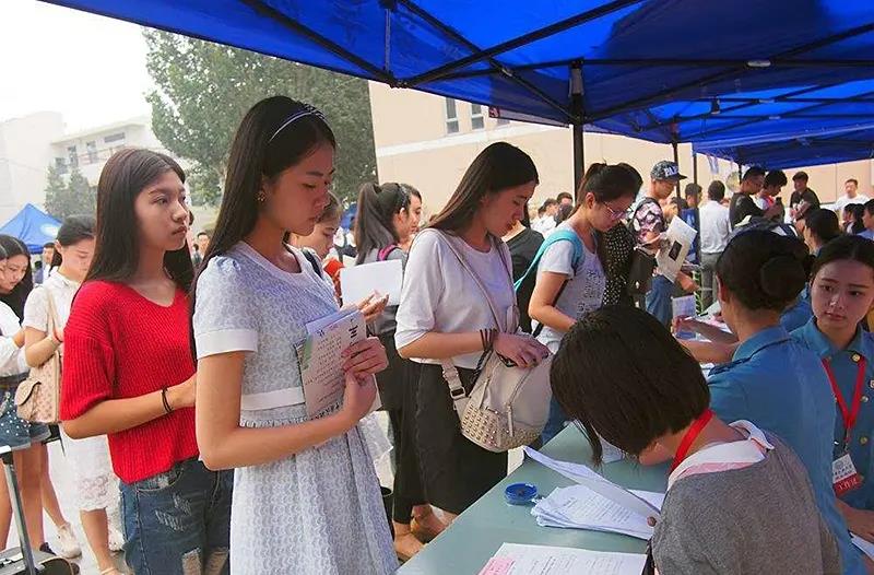 大一学生穿着精致, 打扮却遭室友冷嘲热讽, 被小团体孤立是为何?