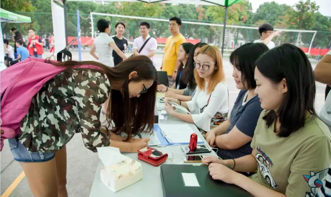 国庆即将来临, 部分高校发布通知, 或将缩短假期, 学生心情复杂!