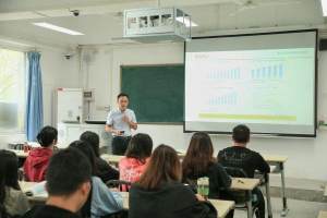 课堂上八成时间与学生互动, 武汉这所高校有位“二八法则”老师