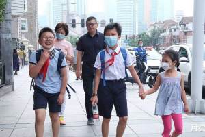 上海疫情来袭, 划定4个中风险区, 家长: 什么时候是个头