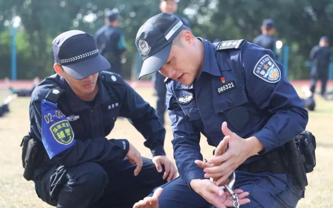 “实在坚持不住了”, 一名8年辅警的经历, 为毕业生揭开残酷现实