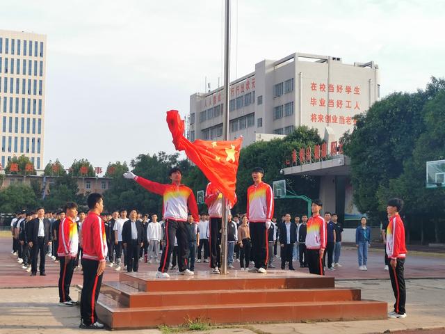 南阳技师学院: 校园“中国红”青春迎国庆