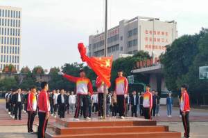南阳技师学院: 校园“中国红”青春迎国庆