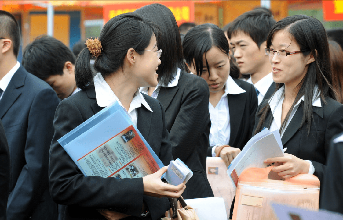 如果没有上过大学, 就能接受自己的平庸, 学历反成“累赘”?