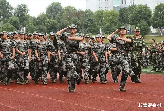 大一新生和教官“互换身份”, 花式刁难教官, 网友: 看着好爽