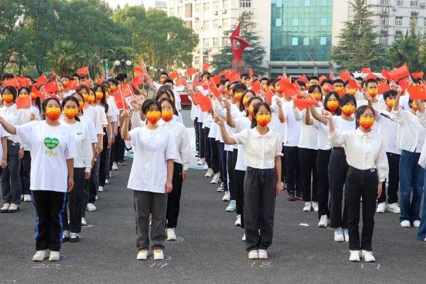 盛世华诞, 祝福新中国! 武汉轻工大学举行升旗仪式