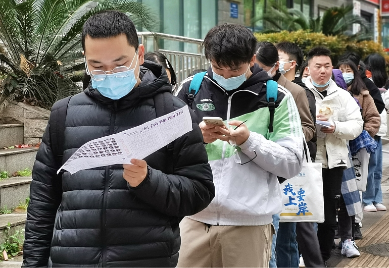 二本生回家考公务员, 以为乡镇岗位能捡漏, 却发现不乏985毕业生