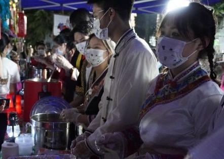 中南民族大学“深夜食堂”开张, 各族师生载歌载舞共庆国庆