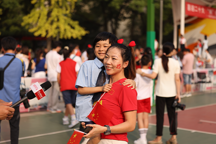 国庆节升国旗典礼, 杭州这所学校坚持了19年