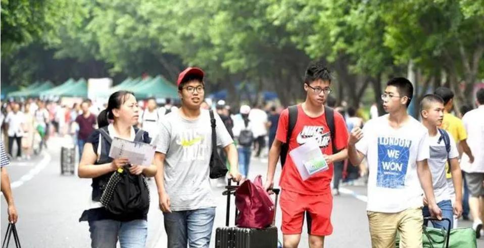 出身不同家庭的学生差距有多大? 进入大学后才明白, 现实让人无奈