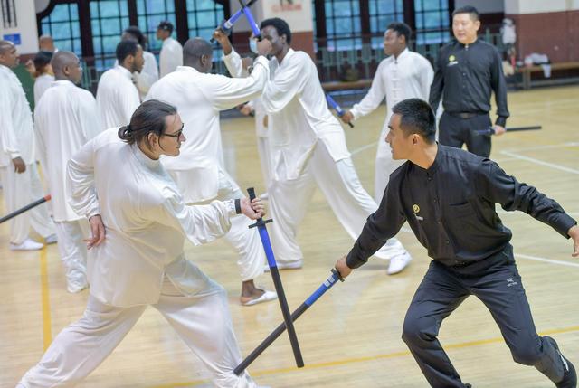 多国留学生齐聚武大学武术