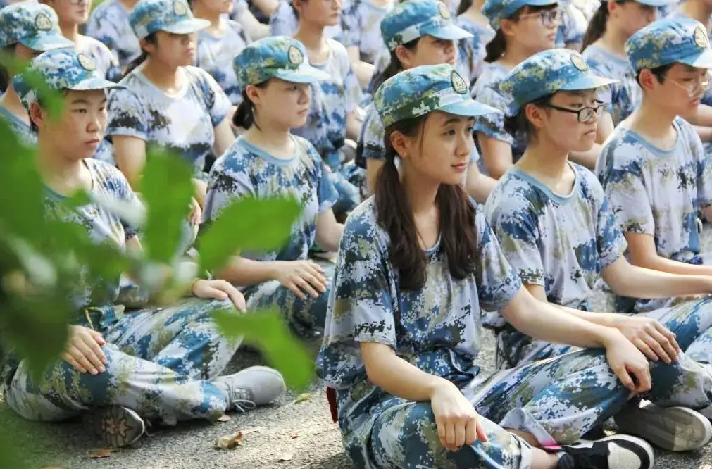 这是走的“环保风”? 大学生军训服走红, 网友吐槽: 好似出土文物