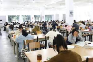 读书学习气氛浓! 郑州科技学院学生假期忙“充电”