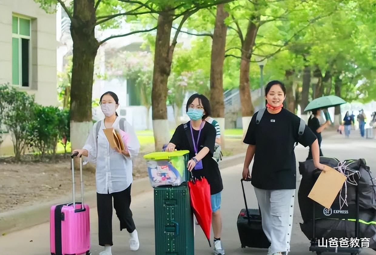 女生考上四川大学发圈庆祝, 同学考得比她好, 评论嘲讽她不嫌害臊