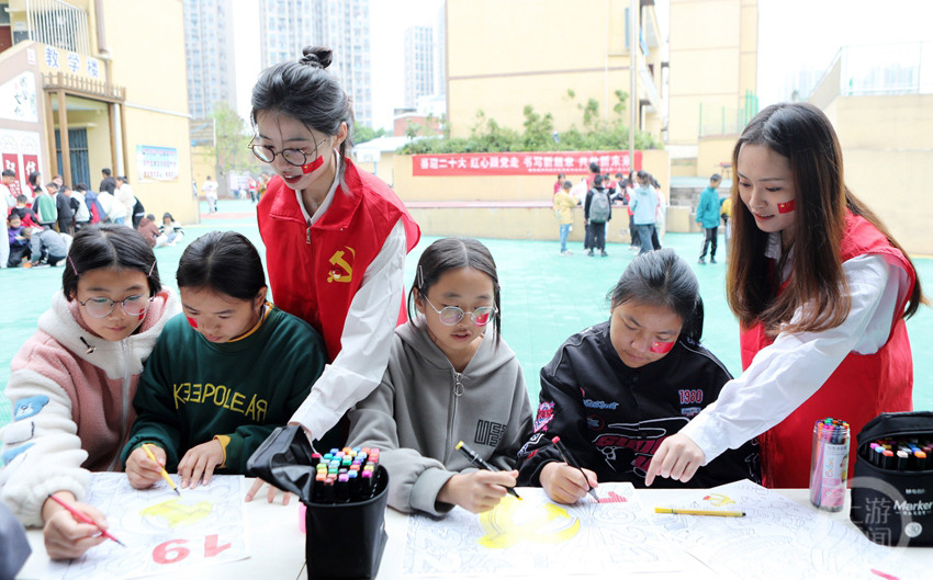 大学生牵手留校中小学生欢度国庆