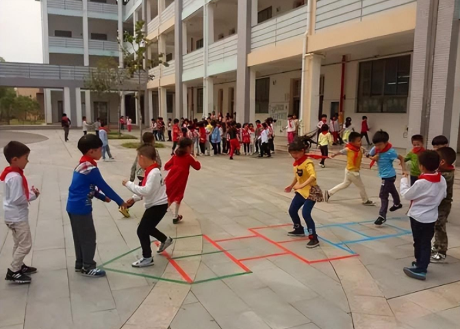 下课不能出去玩, 中学生面临“课间圈养”现象, 老师却有苦难言