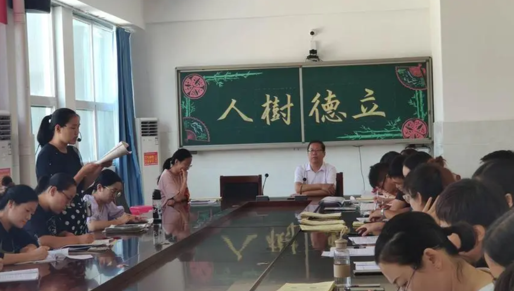 辽宁铁岭三中出现一特殊老师, 上班报个道下班打个卡, 这老师挺闲?