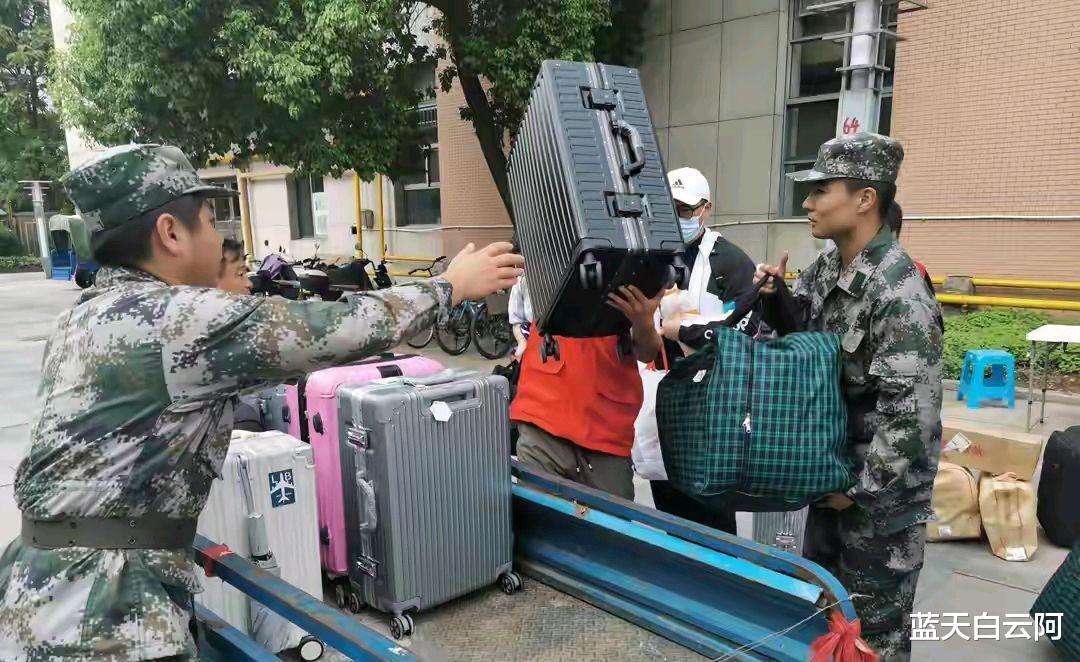 军人考入大学, 组建一个班级集体, 应该比普通大学生更有优势优秀