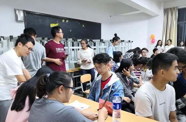 大一新生若加入学生会, 尽量选择这“4个部门”, 对就业有好处