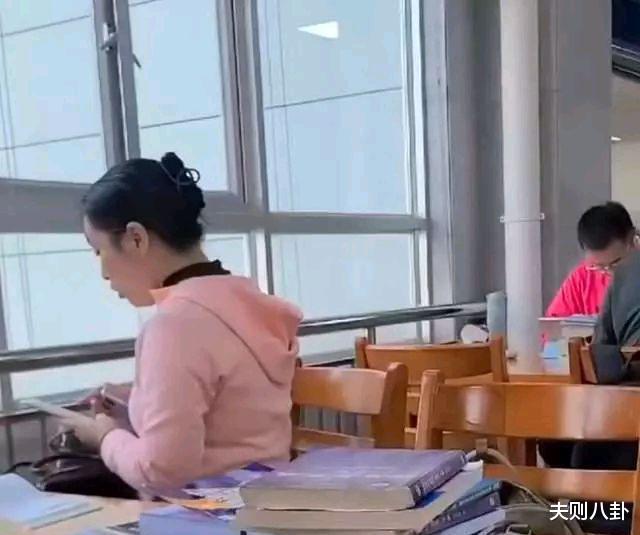 女教师大闹图书馆，网友：耍了威风丢了师德，这值得吗?