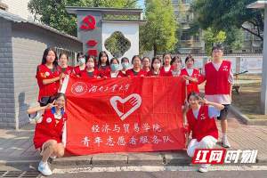 湖南工业大学经济贸易学院学生志愿者参与社区安全巡逻志愿服务