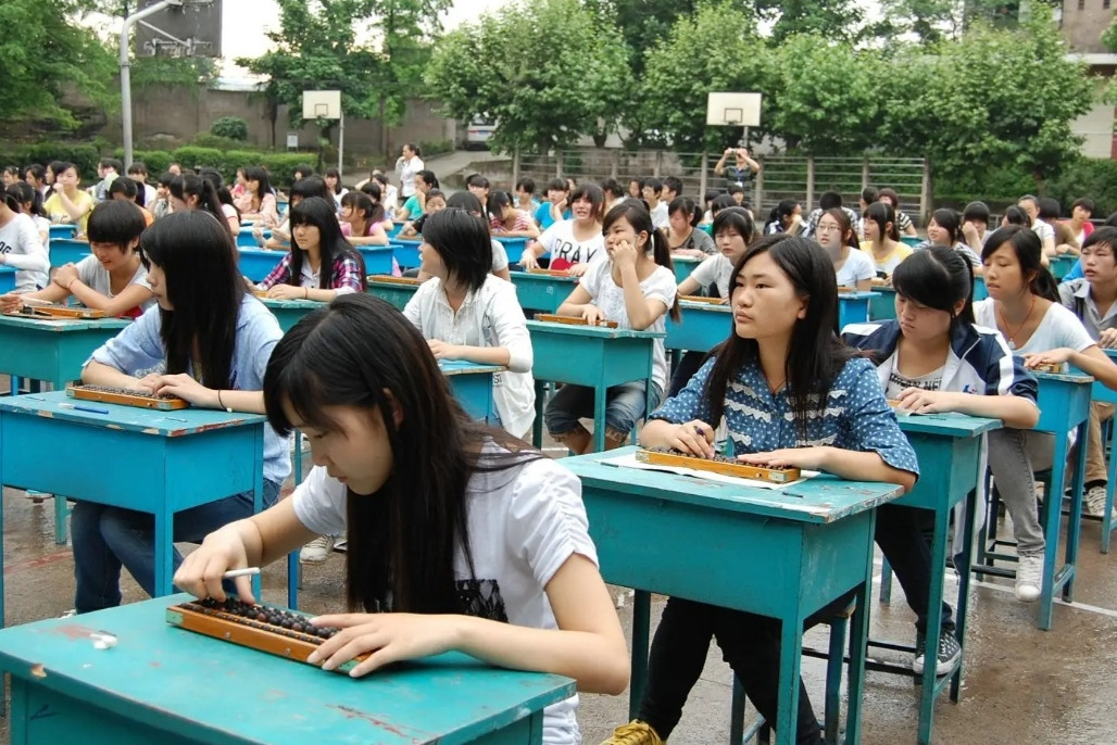 职高女学生晒教室自拍, 评论区却满是质疑: 穿这么“暴露”合适吗