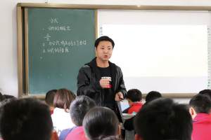 广东一男教师被家长投诉, 连累全校老师, 原因让网友都看不下去了