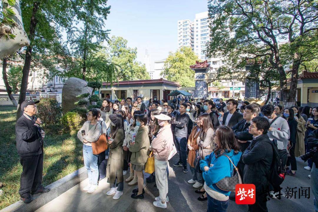 “大先生”化身讲解员, 带领南师大新教师打卡“东方最美校园”