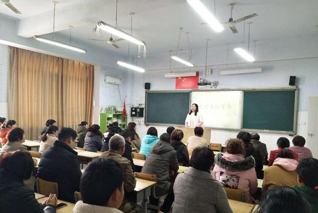 小学生家长在教室“大闹”, 质疑分班不公平, 网友看法各持己见!