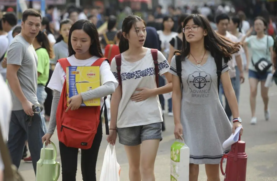 高校女生咋喜欢和学校教授谈恋爱? 并非近年新事儿, 而是多年老传统