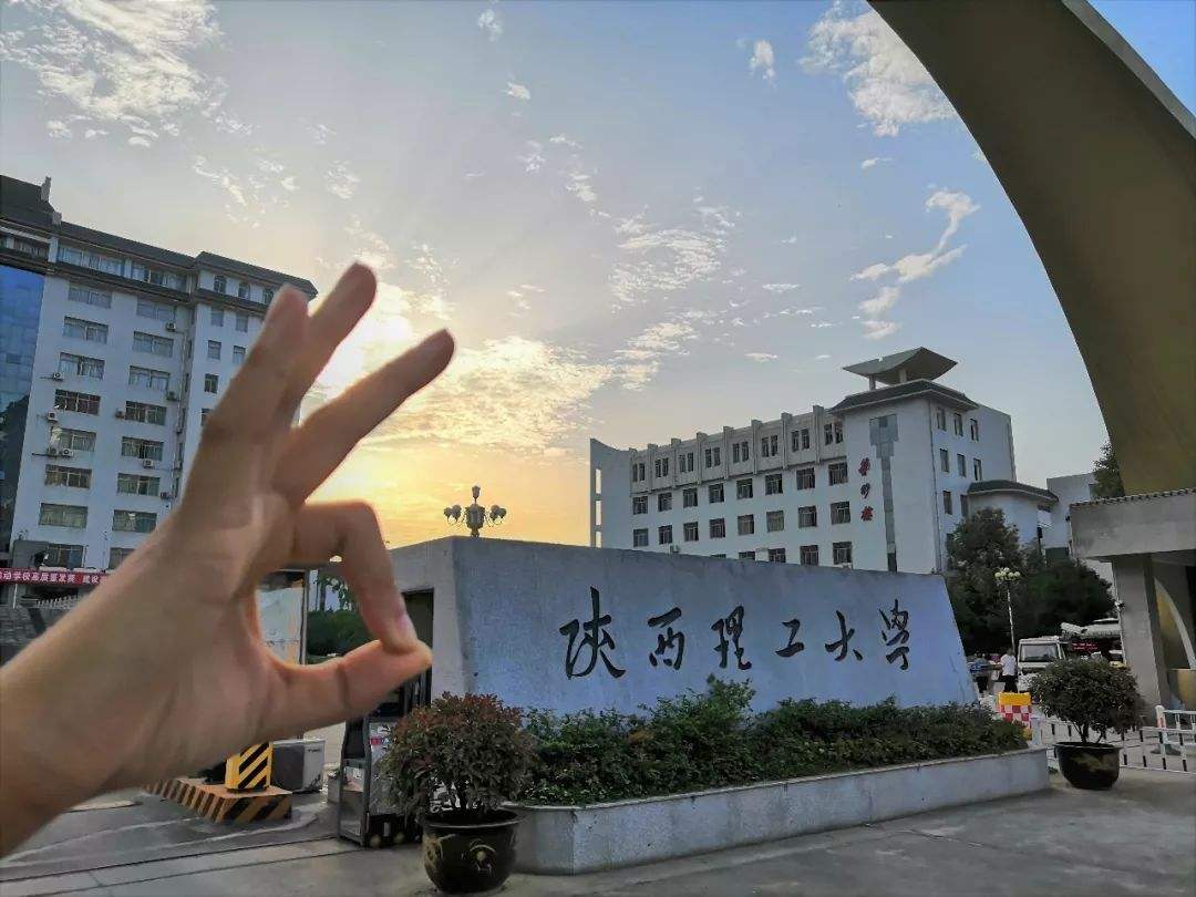 陕西理工大学男学生, 单手扣碎篮板全场沸腾, 学校没要赔偿引争议