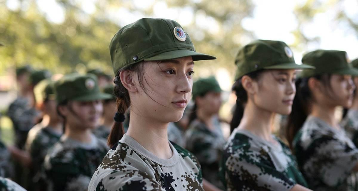 军训时教官总爱盯着女学生看, 外人并不清楚原因, 新生表示学到了