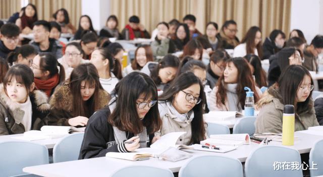 “过得太辛苦了”! 辅导员的聊天记录被流出, 家长看完不是滋味!