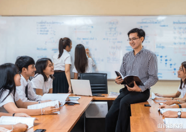 大学生上课公然质疑老师权威, 纷纷上台“争辩”, 看到校名理解了